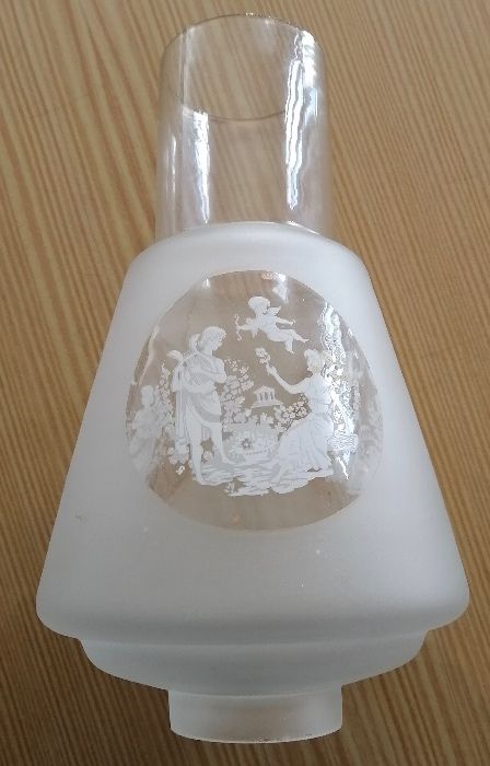 varios globos e lustres de candeeiro