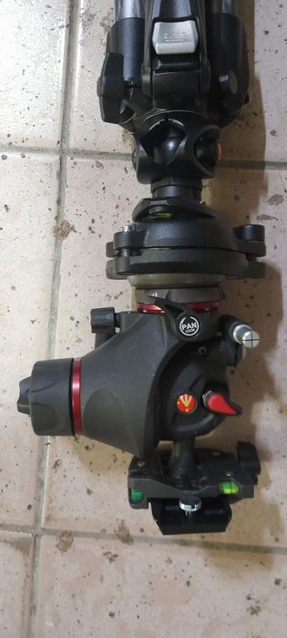 Штатив Manfrotto 055 Carbon Fibre 4-S Tripod (MT055CXPRO4). 
Це 4-сек