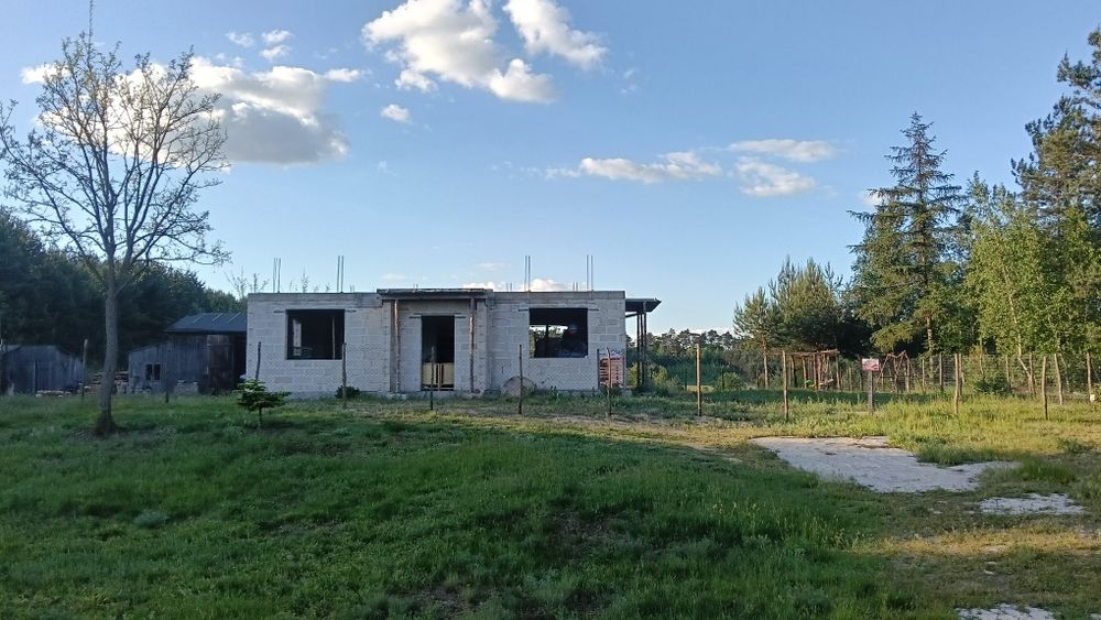 Sprzedam dużą działkę z rozpoczętą budową domu jednorodzinnego.