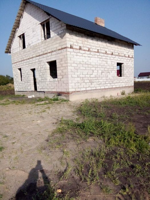 Продаж двохповерхового будинку.