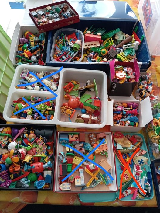 Diversas miniaturas ovos Kinder