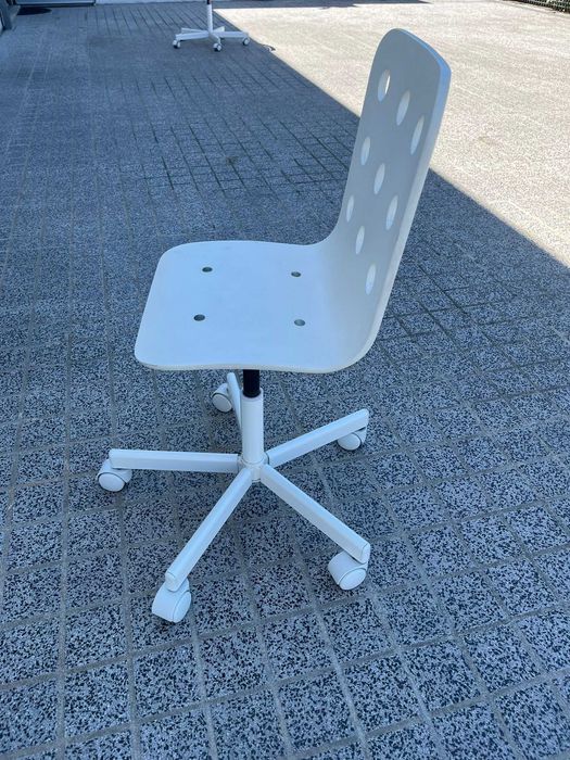 Cadeira branca com rodinhas, para criança