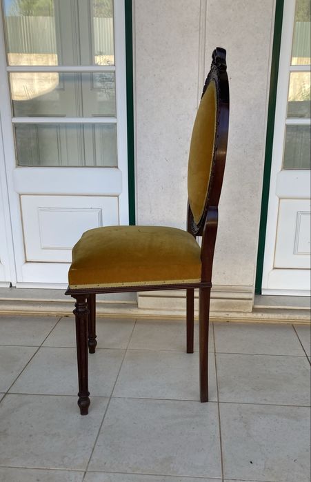 Cadeira de madeira e veludo- como nova