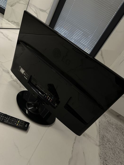 TELEWIZOR 27'' LG DM27800D  W zestawie pilot i kabel-stan bardzo dobry