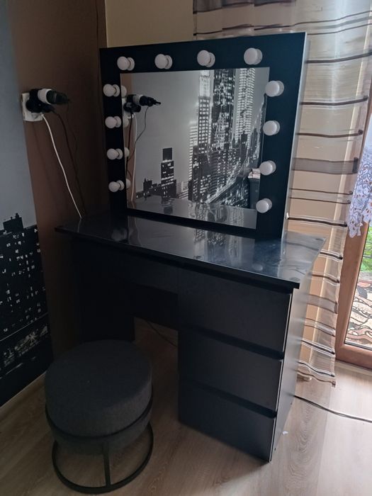 Czarna toaletka z oświetleniem