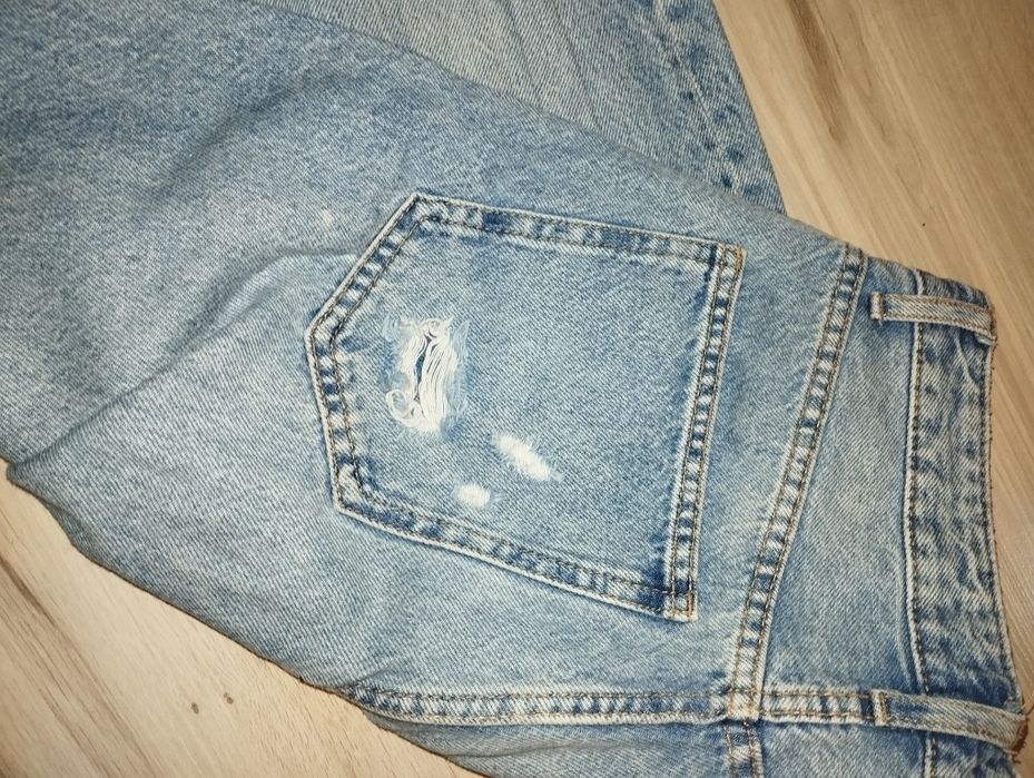 Szerokie spodnie z dziurami