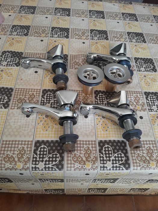 Jogo de loiça de casa de banho completo e torneiras novas material nunca usado