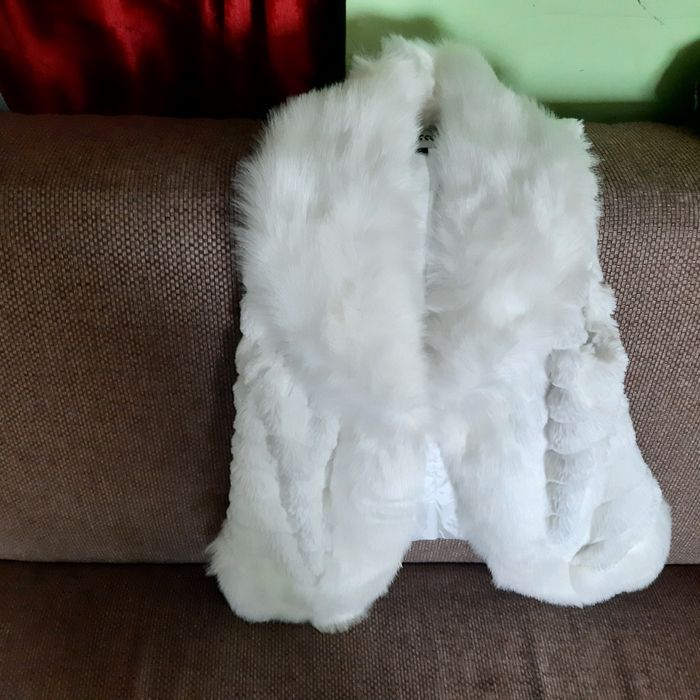 Kamizelka biała na zamku