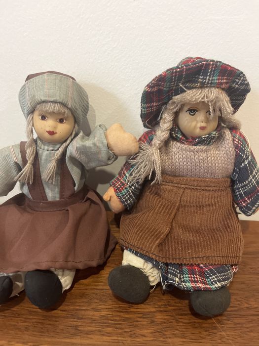 Duas Bonecas de pano com cabeça em ceramica