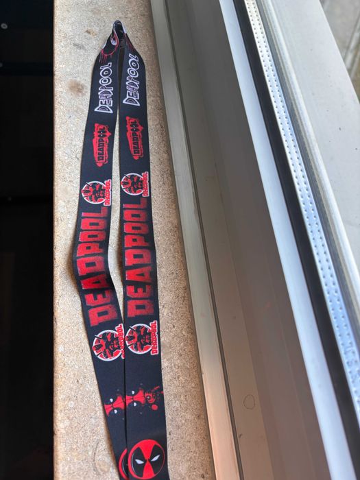 Fita Porta-Chaves / Porta-Cartões – Deadpool Logo & Frases