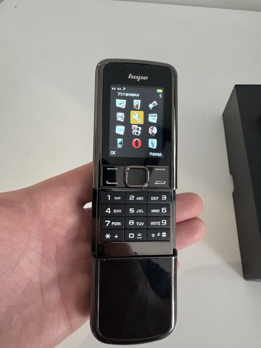 Новий кнопковий телефон у преміальному металевому корпусі Стиль Nokia