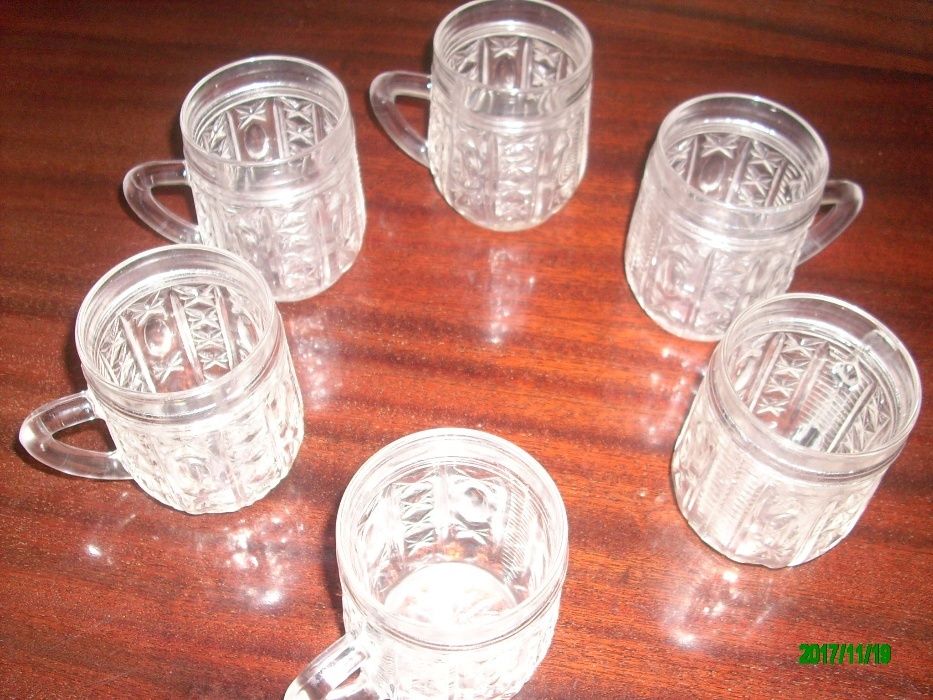 Продам набор из стеклянных бокалов в количестве 6 штук.