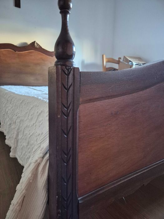 Cama de solteiro em madeira