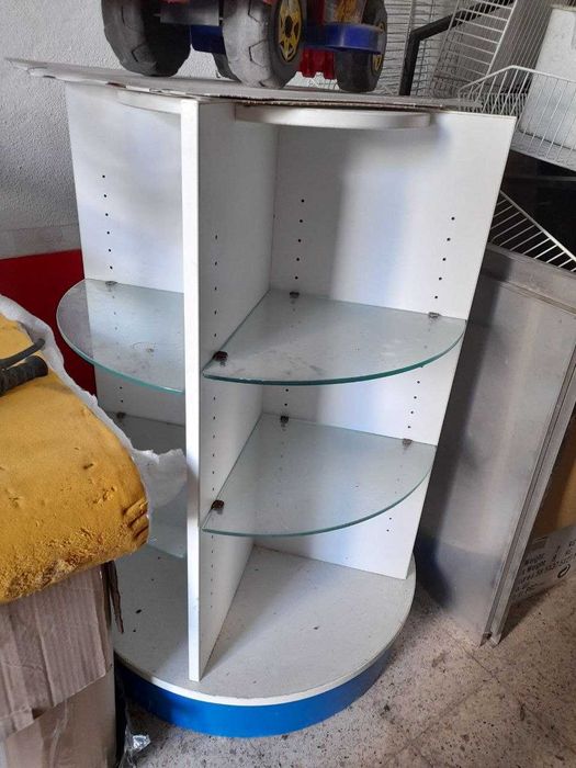 Recheio de garagem - bancadas, mesas e cadeiras de restauração, expositores, calçado, extintores e mais