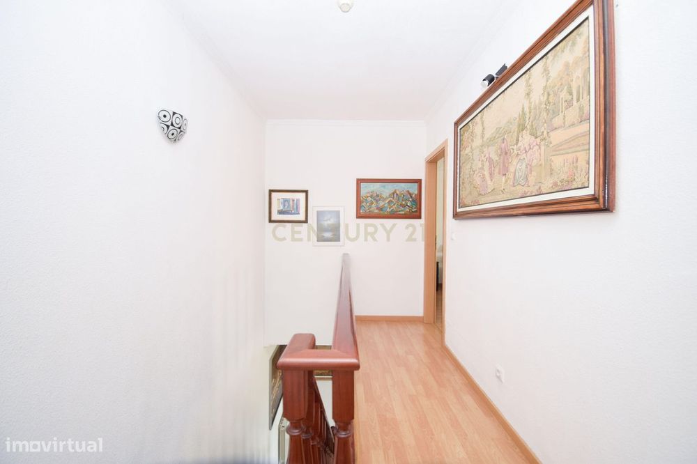T3 Duplex 116m no Carregado em urbanização tranquila com acesso direto