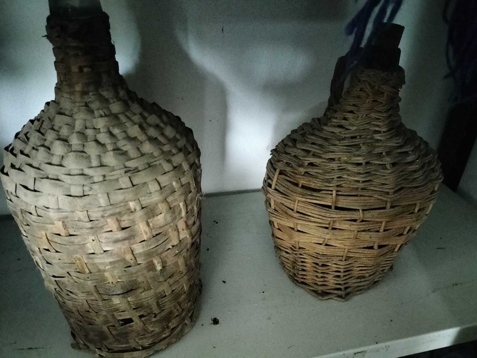 Garrafões empalhados