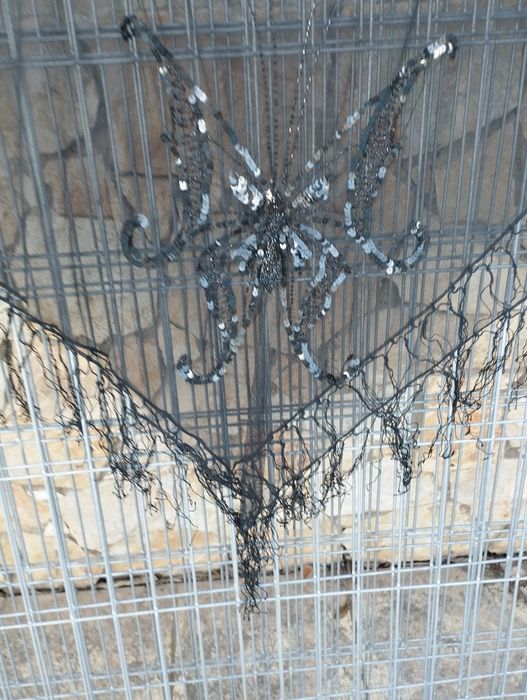 Xaile negro com borboleta em lantejoulas
