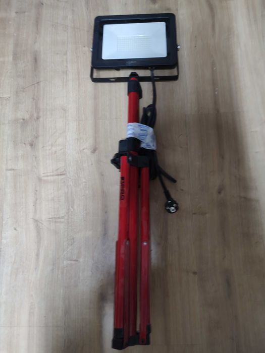 Lampa ze statywem Pro