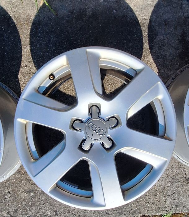Felgi aluminiowe Audi 17"   4G0601025L komplet dekielki sruby ET37