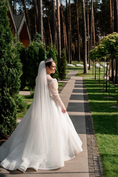 Весільна пишна сукня з шлейфом та блискітками