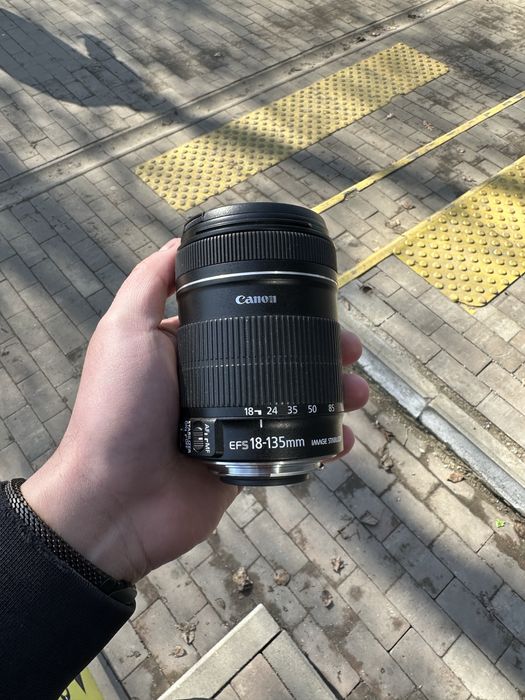 Обʼєктив Canon EF-S 18-135mm f/3.5-5.6 IS. Відмінний стан.