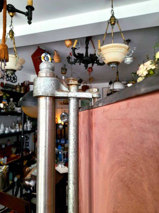 Espelho de alfaiate antigo estilo industrial com um pé magnífico