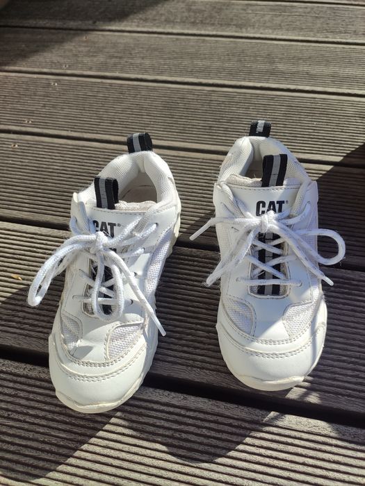 Białe sneakersy caterpillar 28