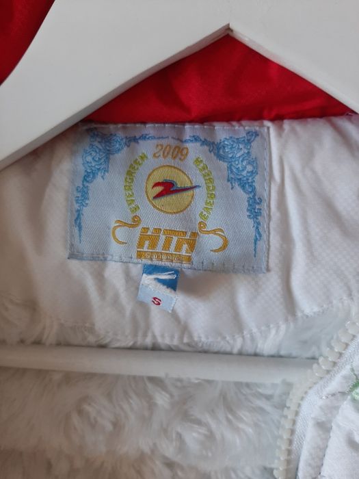 Biała dziecięca kurtka zimowa narciarska z odpinanym kapturem futerkie