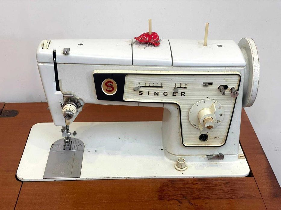 Maquina de costura antiga singer em movel