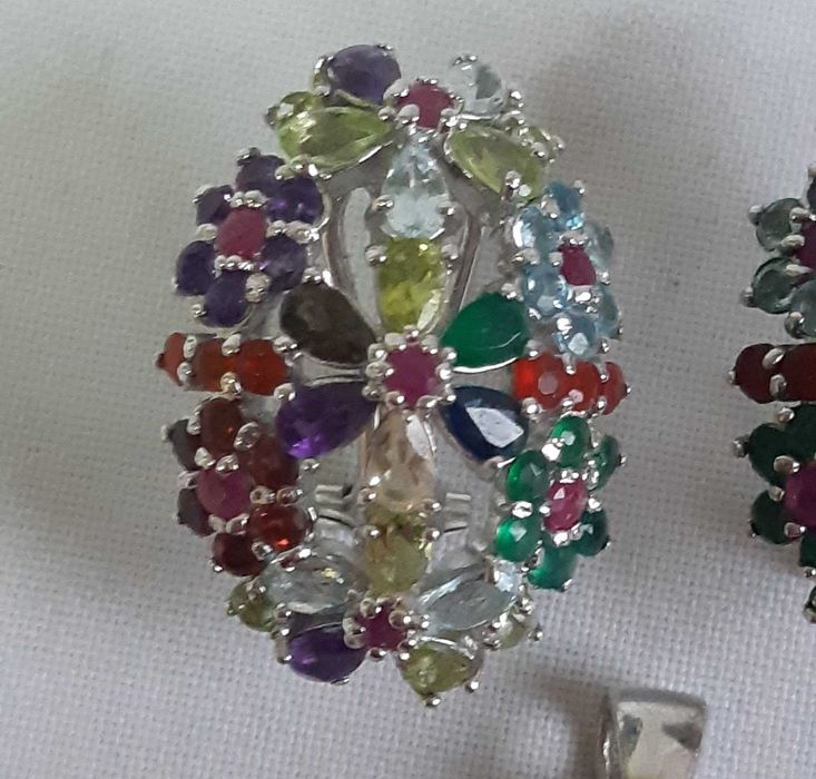 Роскошный серебряный гарнитур с самоцветами