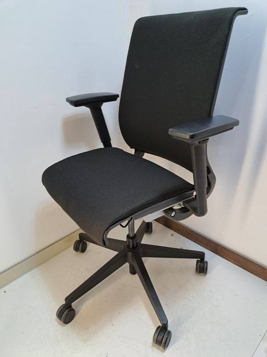 Fotel biurowy obrotowy Steelcase Think czarny,