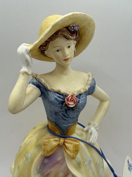 Figurka Alice The Leonardo Collection z kapeluszem