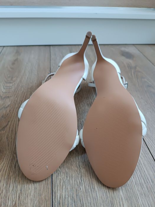 Białe sandały na szpilce