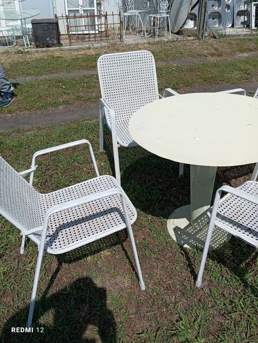 Mesa de ferro e cadeiras