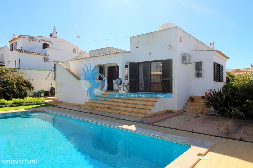 Moradia T2 Térrea com Projeto de Ampliação, Piscina e Excelente Locali