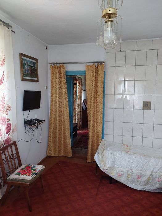 Продається половина будинку не далеко аід центру міста.