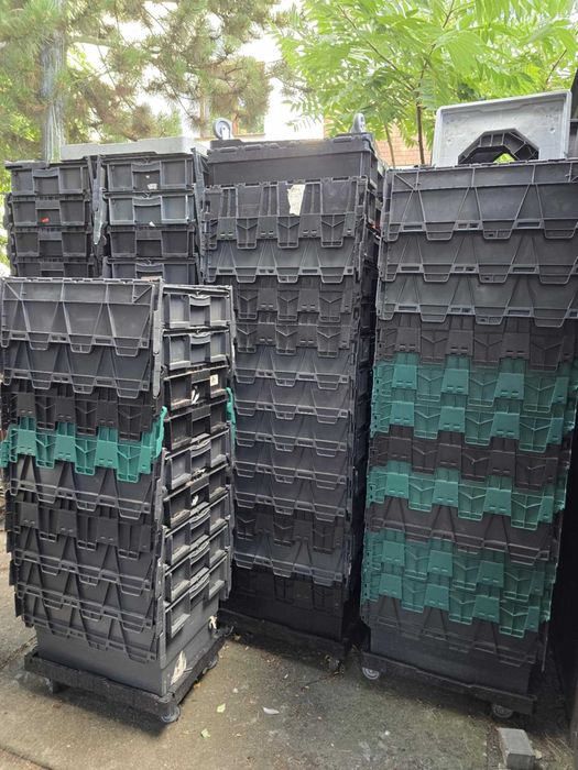 Skrzynia, skrzynka. solidny Pojemnik transportowy zamykany, wózek