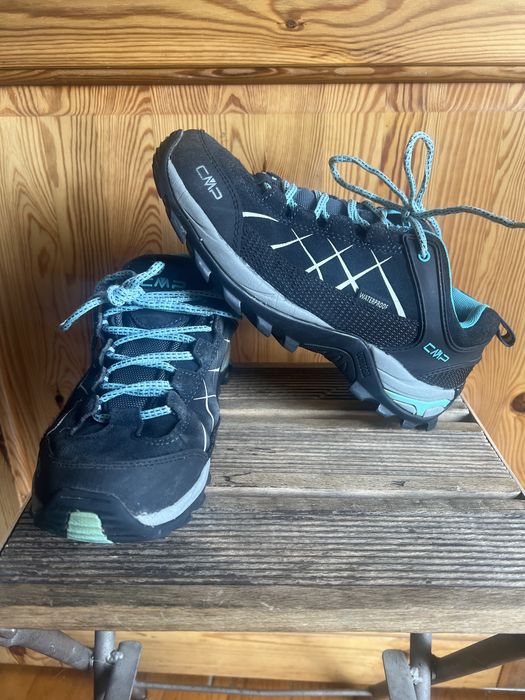 Sprzedam buty damskie trekkingowe niskie firmy CMP  RIGEL LOW rozmiar 40 zmierzone długość wkładki 25.0 cm. Buty są w kolorze czarnym.