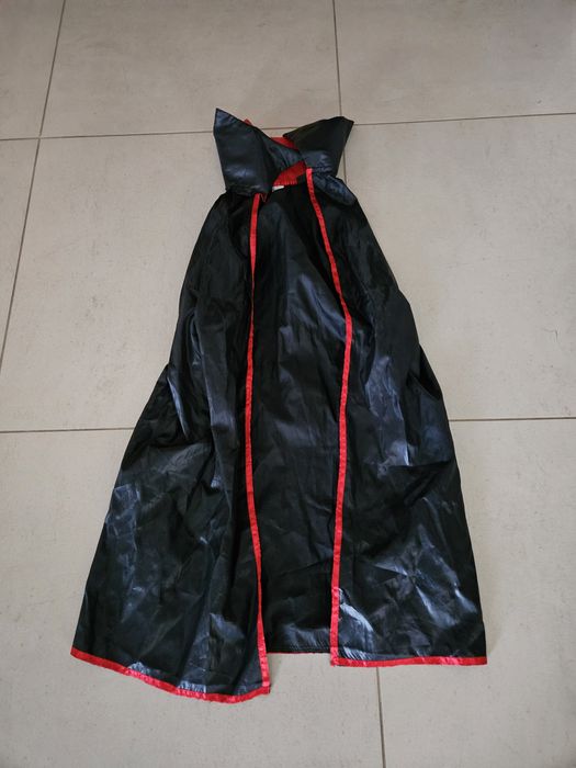 Peleryna czarno czerwona 140/152 cm Strój karnawałowy lub Halloween wa