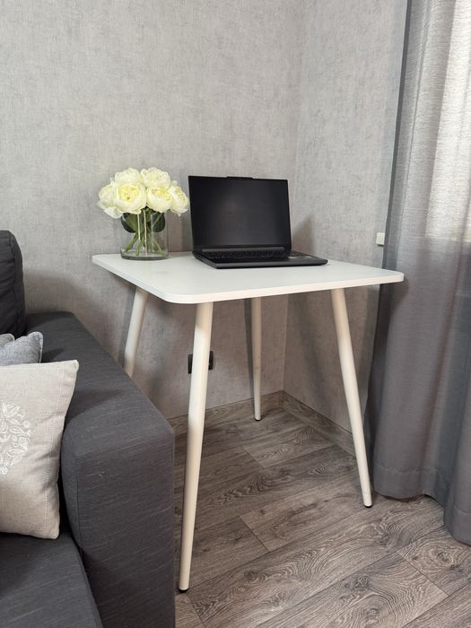 Стіл для дому чи офісу Nowy Styl, 70×70 см, в ідеальному стані