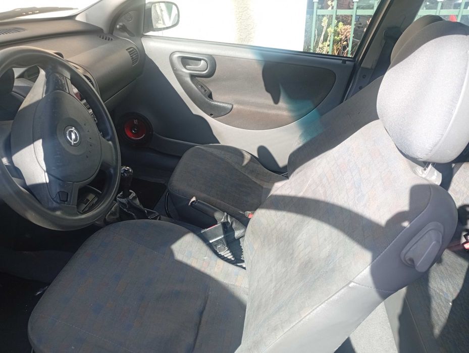 Opel Corsa  2 portas a gasolina em muito bom estado.. Contato 914980046