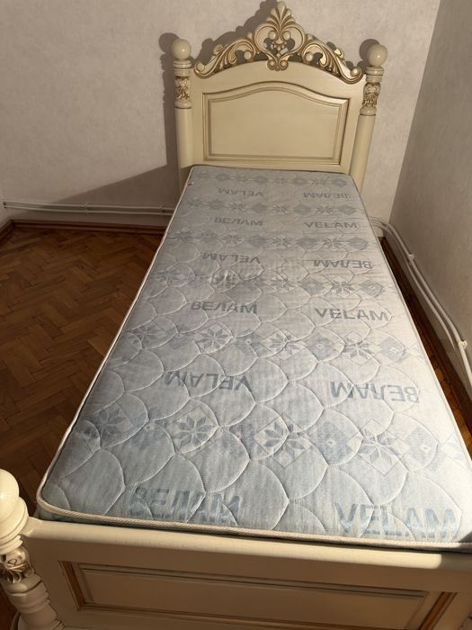 продам деревʼяне ліжко з матрасом