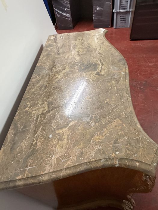 Cómoda estilo Luís XV com tampo em mármore e ferragens em bronze