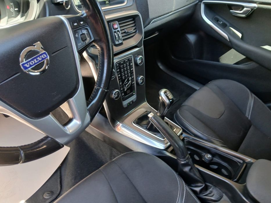 Volvo v40 1.6d R design com gps