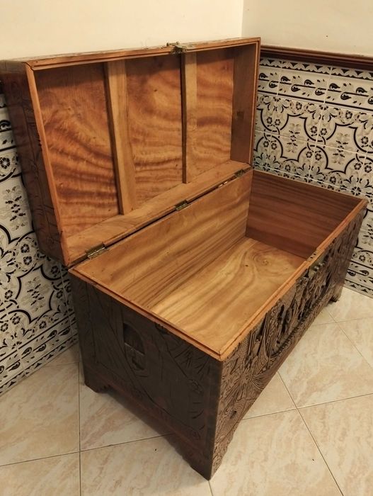 Arca de cânfora com alto relevo
