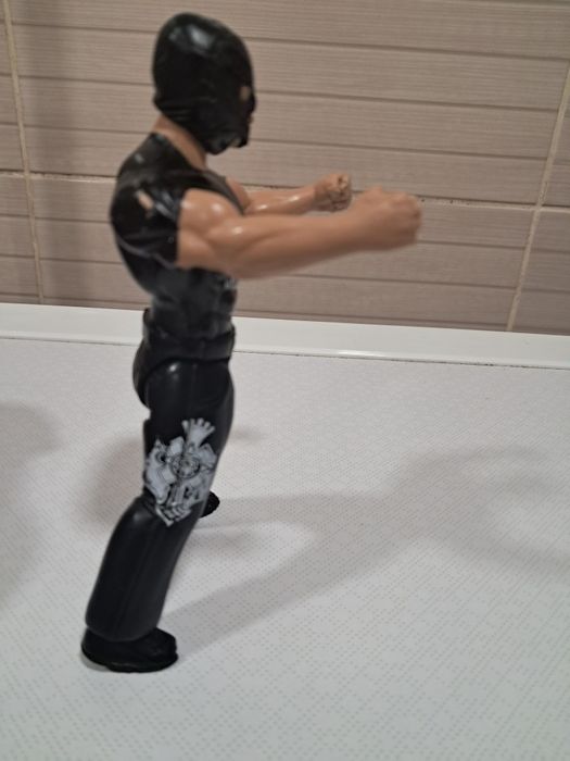 Велика фігурка Тора і рестлера Рея Містеріо, персонажа коміксів Марвел