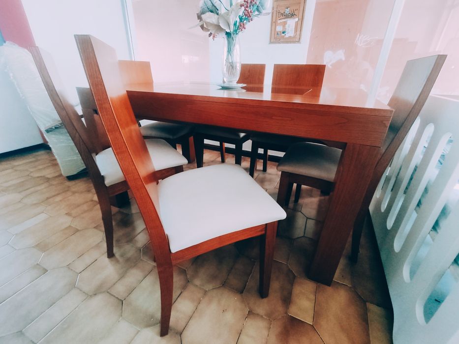 Mesa de sala NOVA em castanho envernizado