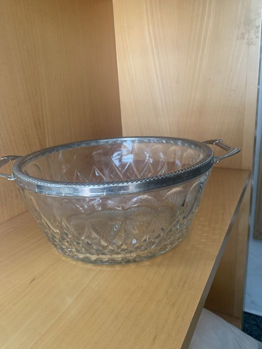 Taça de vidro com 2 pegas  , com borda em casquinha