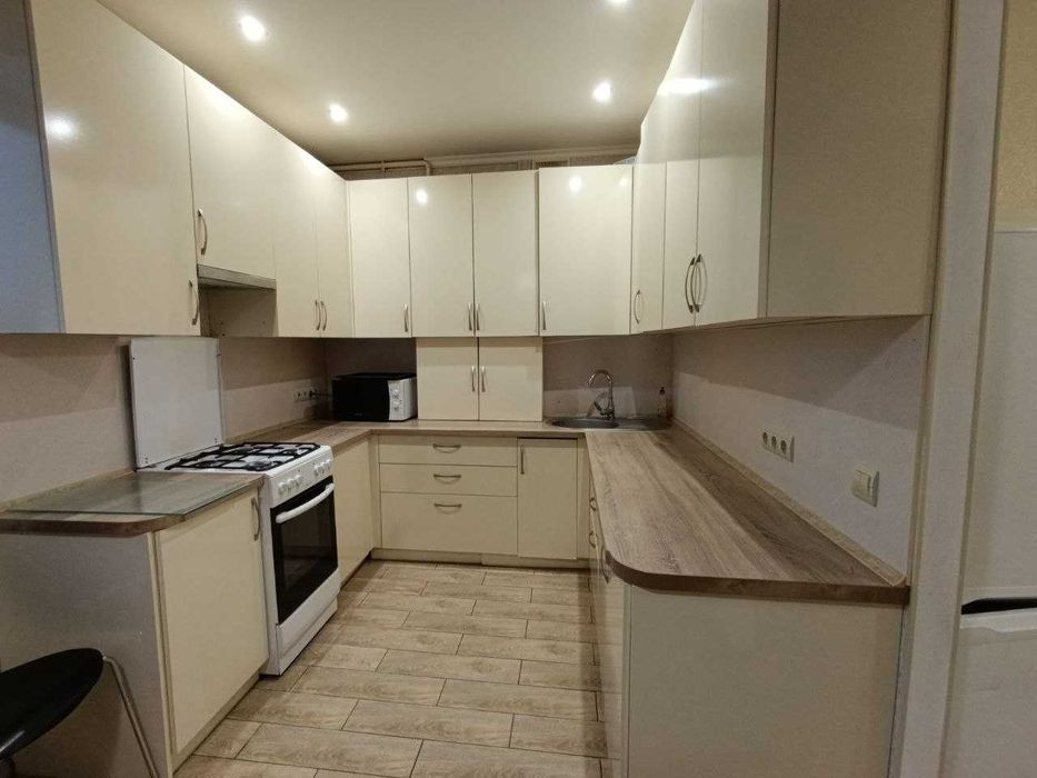 Простора 2-х кімн. у гарному стані з газовим котлом. Центральний парк!