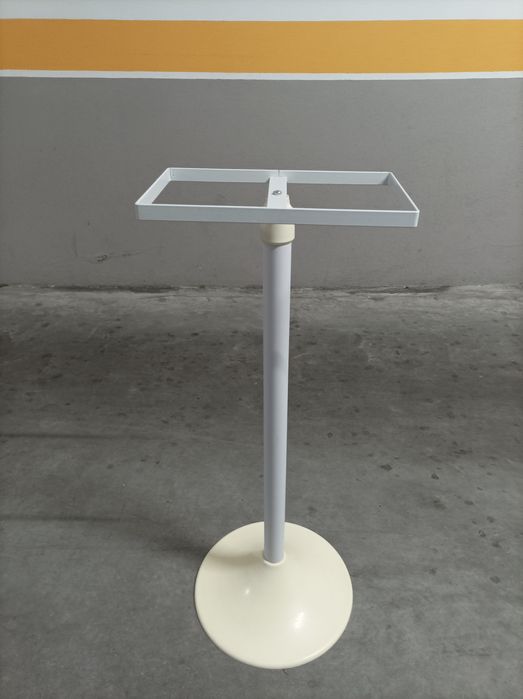 Gaiola suspensa com pé de apoio